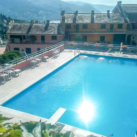 Hébergement de vacances Lovely In With Outdoor Swimming Pool *