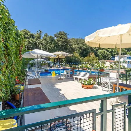 Hébergement de vacances Lovely In With Outdoor Swimming Pool *